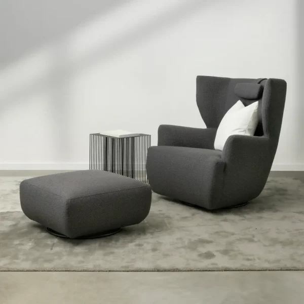 Fauteuil COAST avec têtière COAST (N°39) et pouf COAST, revêtement tissu Beryl, couleur Anthracite en ambiance