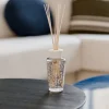 Diffuseur de parfum My First Baobab PLATINUM posé sur une table basse